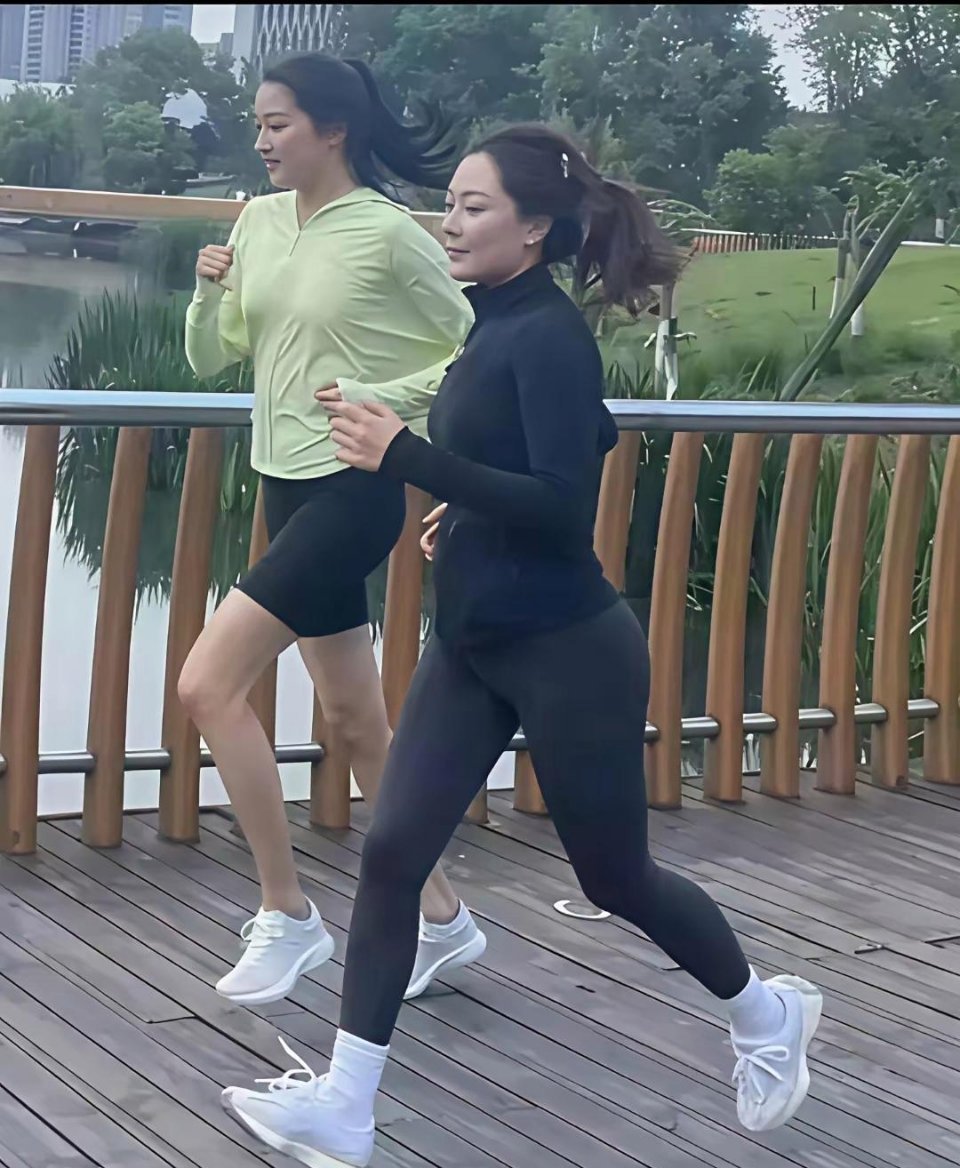 关晓彤又高又瘦，可看着总显得骨架偏大、很有分量感