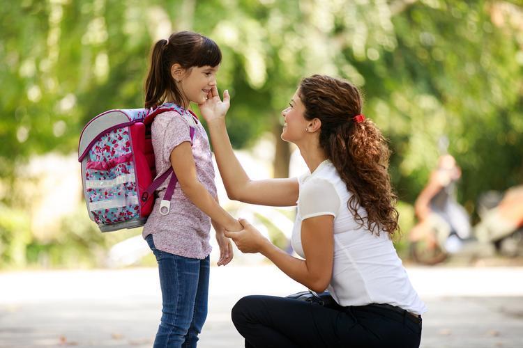 题目：这一次，换我接您回家我开着车，从南方回来，又亲手将母亲送进了那家窗明几