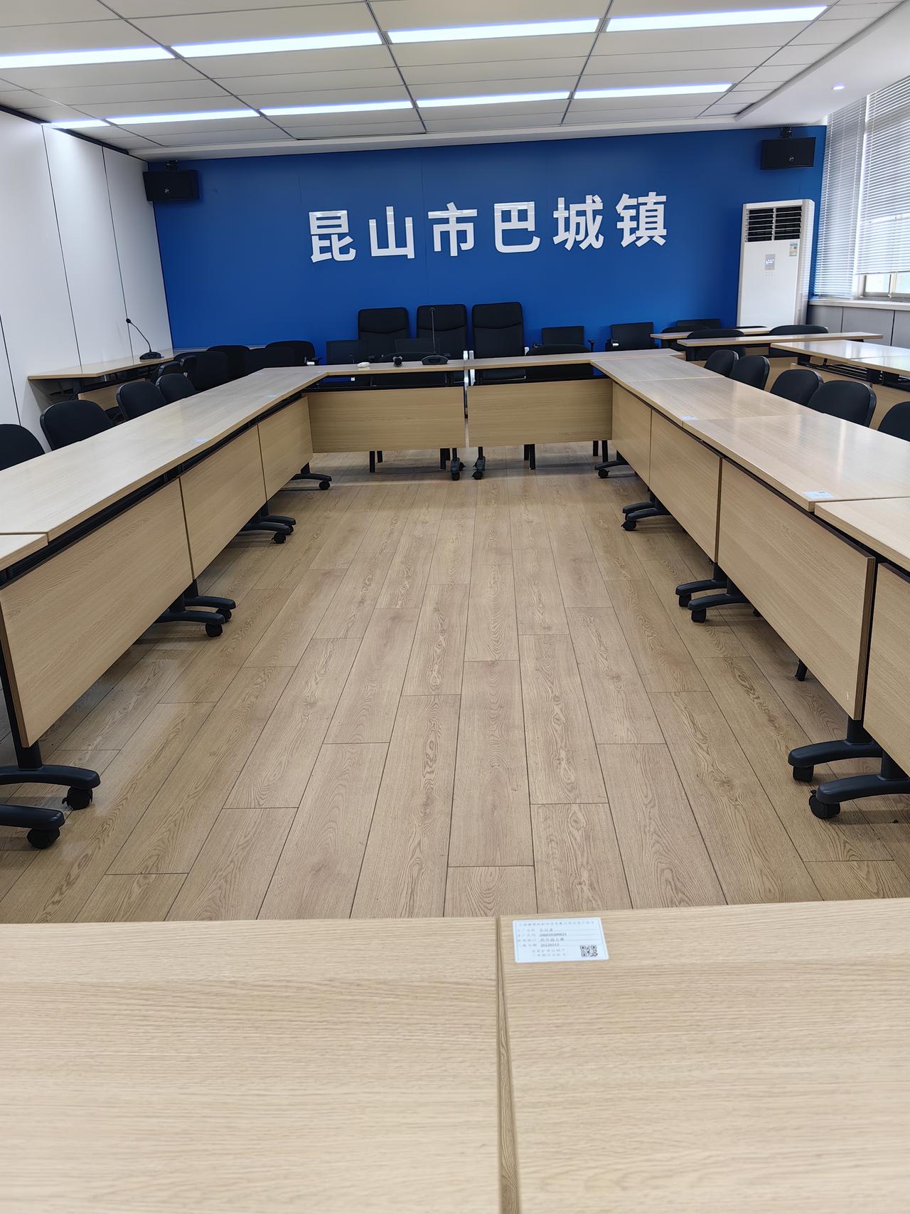 下午的时候到了巴城镇，给他们镇上的几位电工讲这个电气隐患监测仪怎么使用。巴城镇