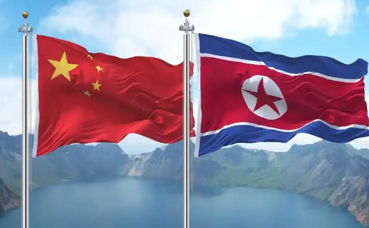 之前朝鲜和俄罗斯走得近，现在怎么又跟中国跑？其实很简单，现在局势变了，他急着找靠