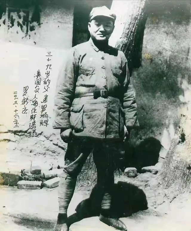 老照片罗炳辉军事生涯中职级非常高，曾在“双红一”部队当过师长、军长，后来升任红