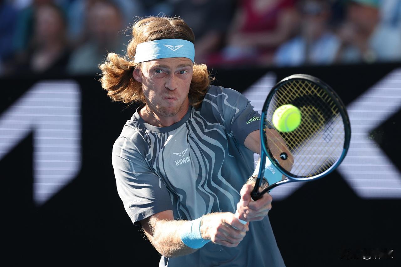 看到梅德维德夫在鹿特丹500赛一轮游，不知道为什么却总是想到他的好友卢布列夫[捂