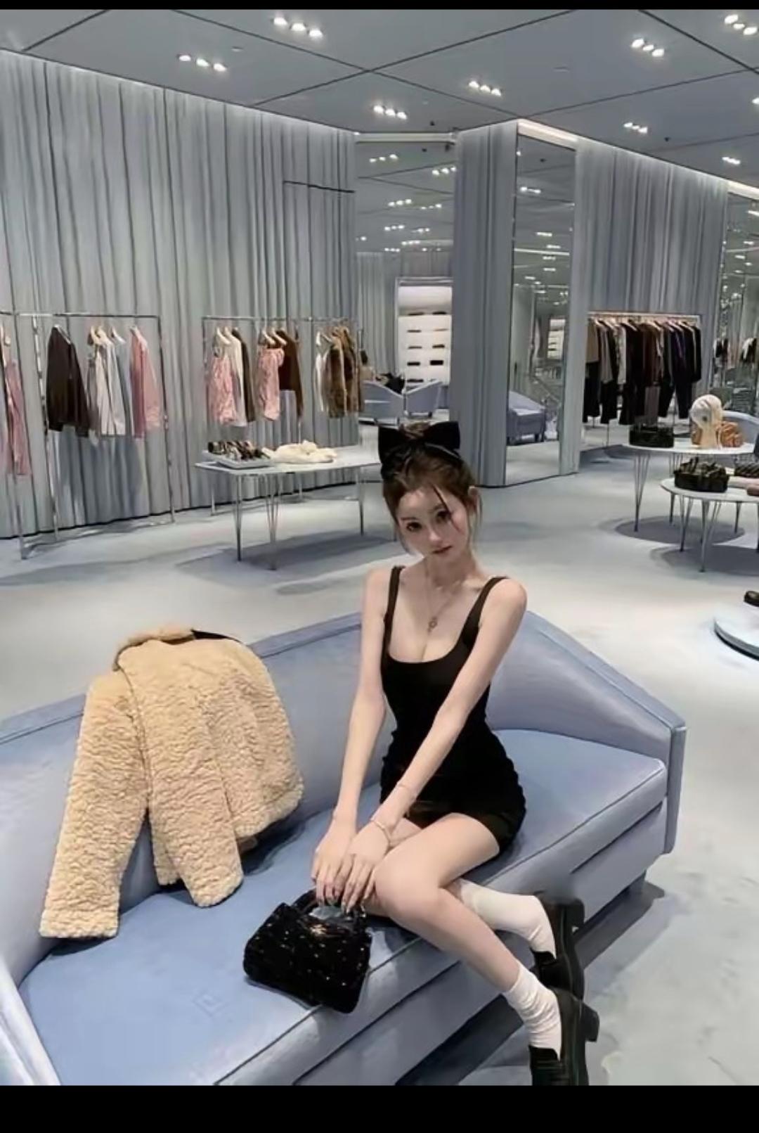 王公子真大方，即使家里这个样子了还是会给小女友买这么贵的包包和衣服！只是穿成这