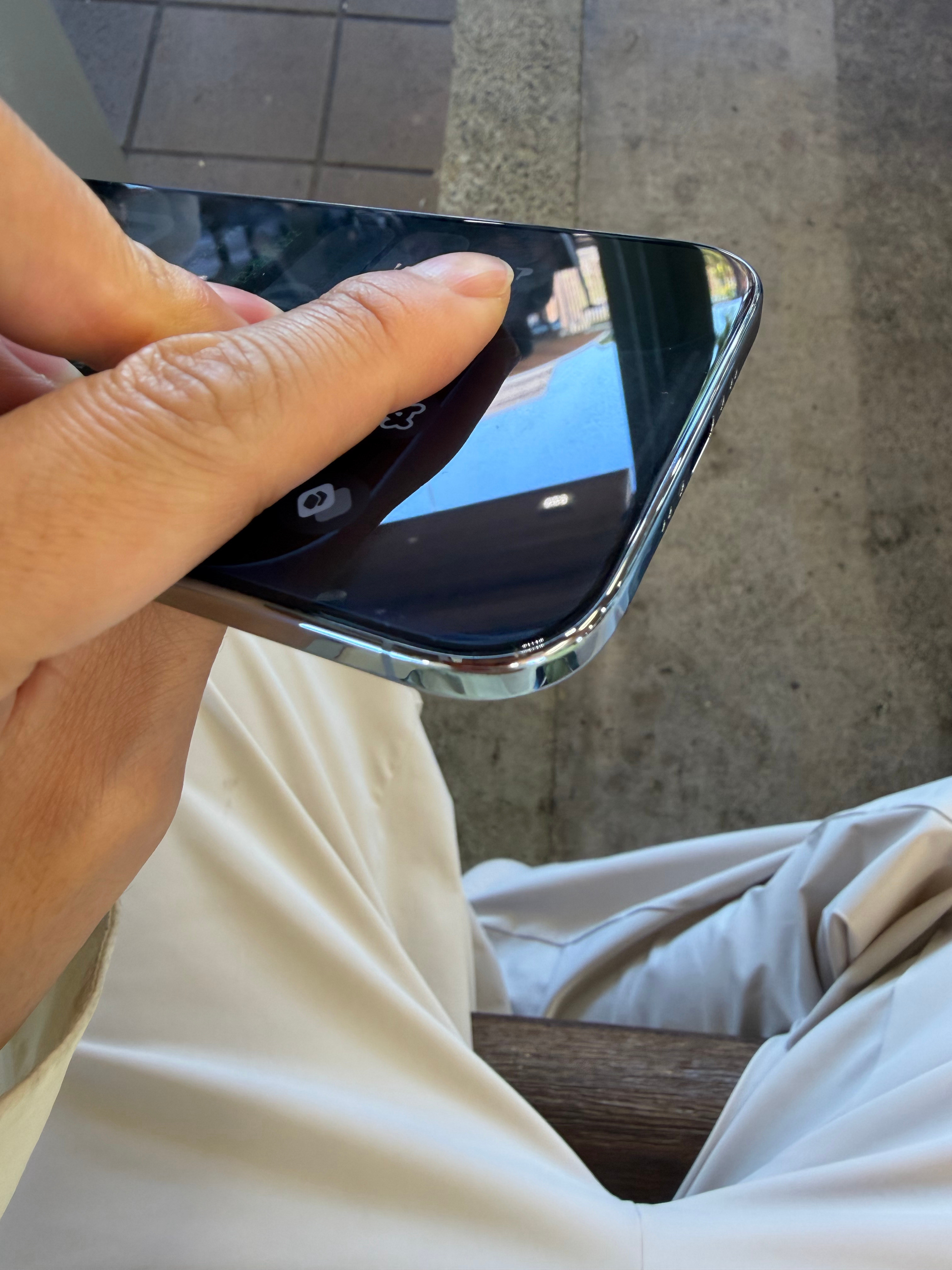 还是把iPhoneAir摔了摔在水泥地上了…亮面钛金属确实是硬，但是摔完也