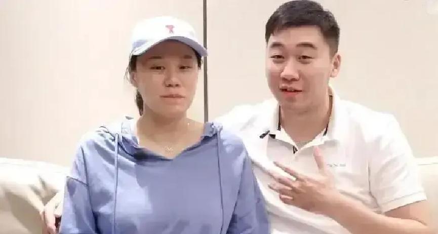 双冠王产后首秀，老公寸步不离赵芸蕾一出现，观众席先炸了。奥运冠军、羽协副主