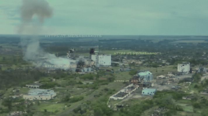 俄军彻底放开手脚打击乌军，动用喷火坦克tos-1，发射小型温压弹轰击乌军据点！俄