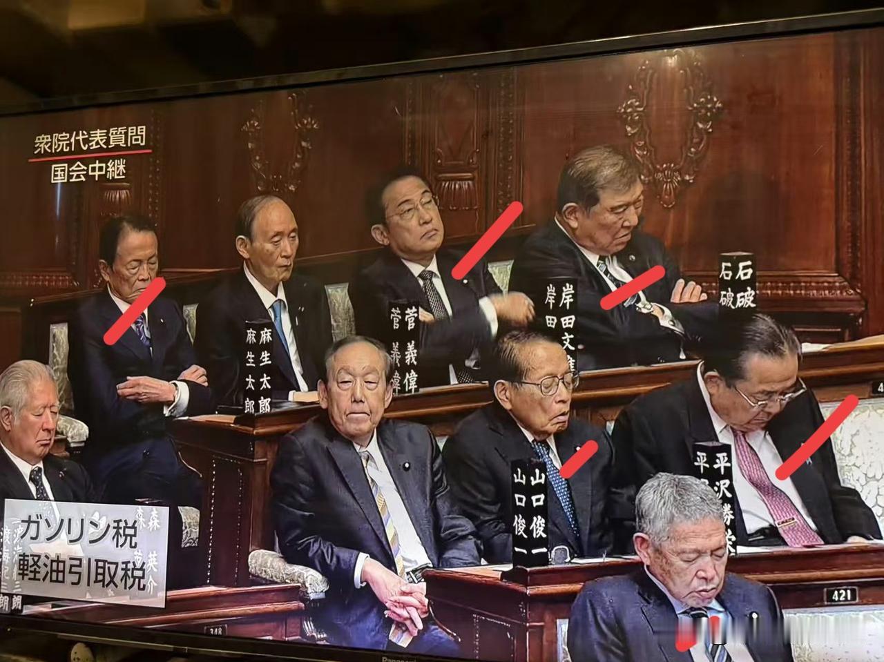 炸裂！看上去死气沉沉的，东倒西歪，摇头晃脑，呼呼大睡，都打起精神来不行吗？这可