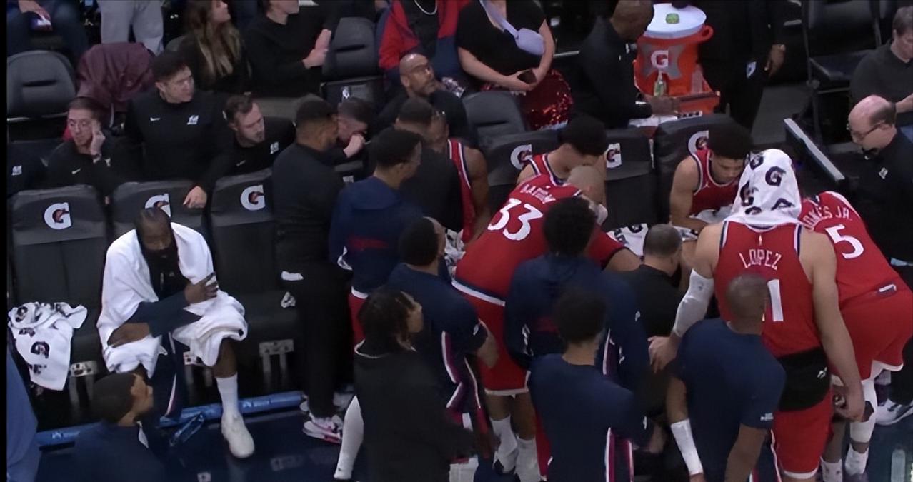 快船队布置战术，哈登一个人坐在一边~对阵爵士的第四节，除了小卡外的几个主力都