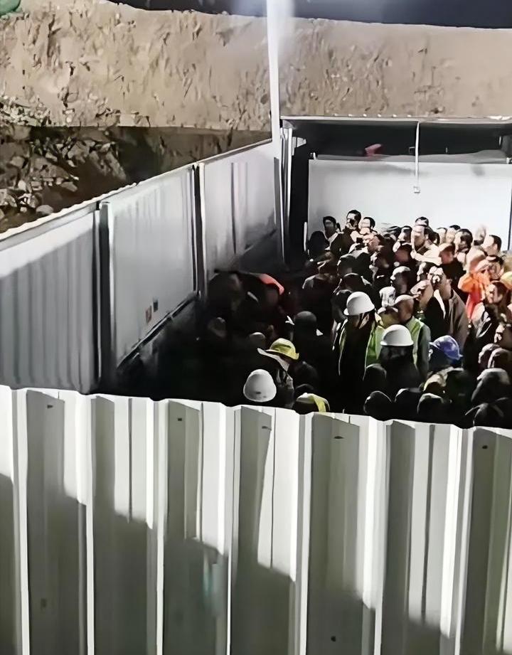 工地赚钱工地花一分别想带回家都2026年了，工人连出去吃饭的权利都被剥夺，视