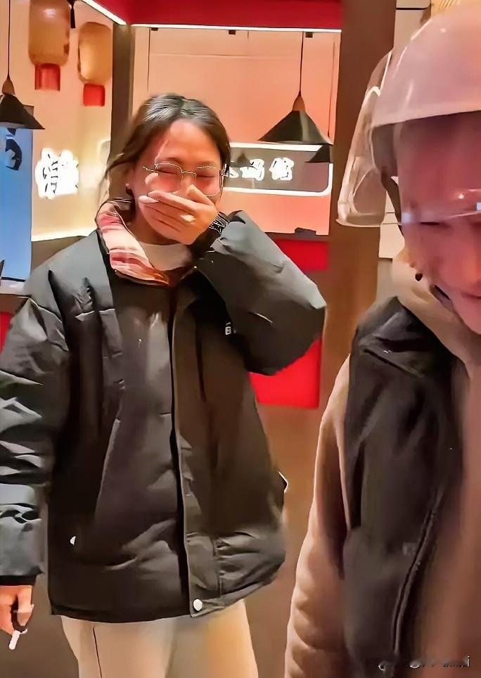 真的被感动到了！一位四川火锅店老板竟然把一个小姑娘给逗哭了，事情的起因是前几天