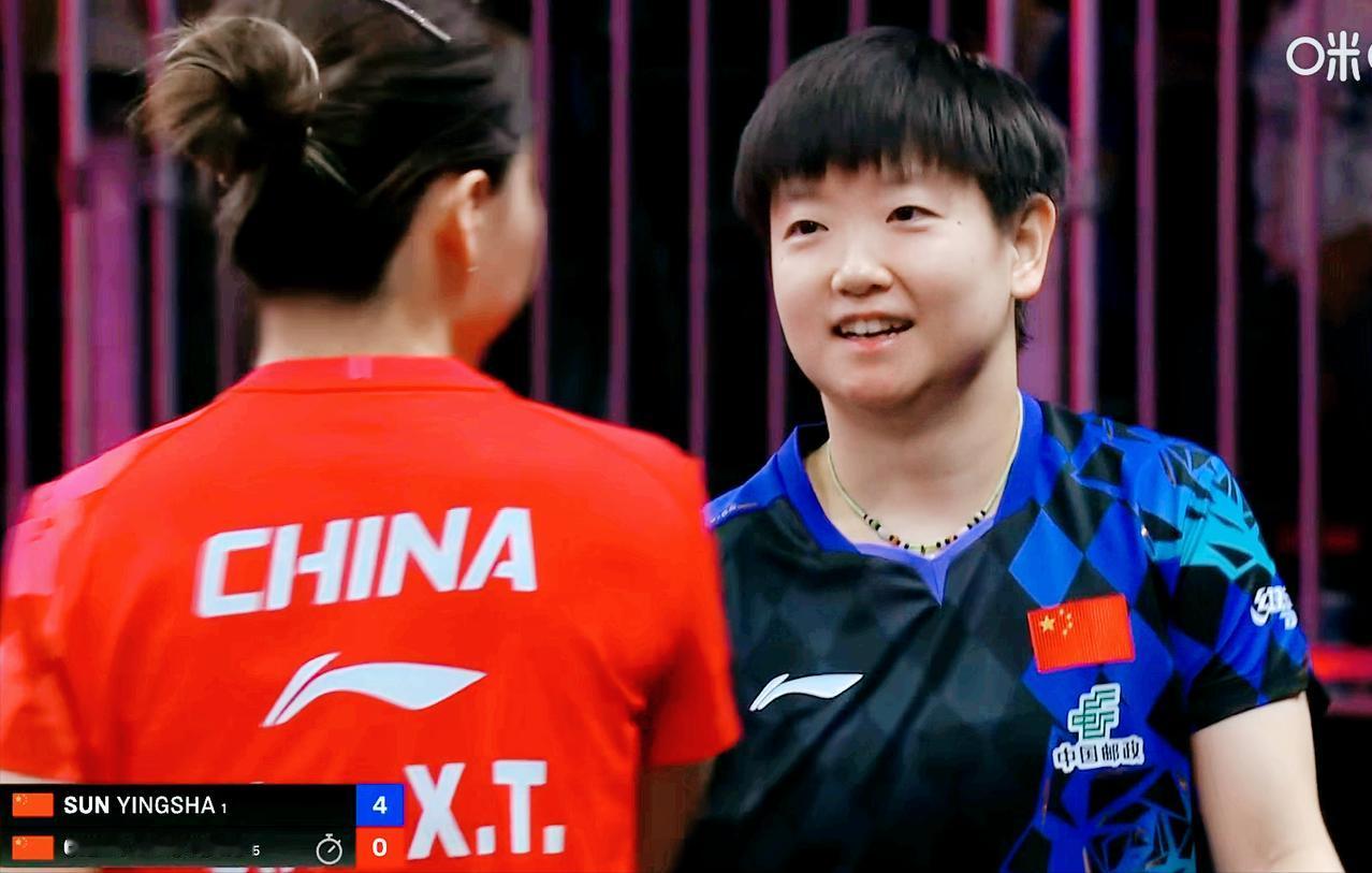 孙颖莎凭什么4:0零封同同？不仅仅是同同吃发球，关键是孙颖莎把击球点提前，骑在球