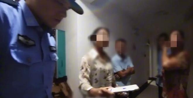 “离了大谱！”近日，广西玉林陆川县一起因捡手机引发的纠纷，在当地引发热议。一名女