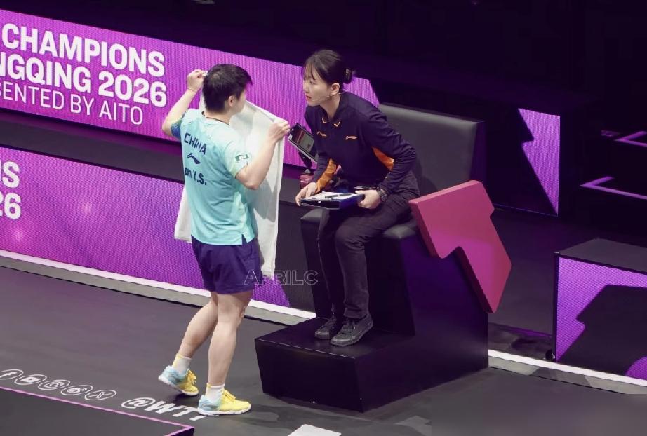 千万别被孙颖莎拿毛巾捂脸给骗了，你看看她对手的下场就懂了。你以为她软萌？她眼