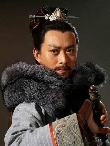 其实整篇水浒传里，梁山好汉里装拜的人一大堆，比如宋江，晁盖，史进，但谁都比不上柴