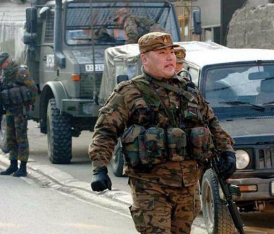 世界上最安全的两个国家，一个谁也打不过，一个谁也不敢打，世界纷纷扰扰，但有两个国