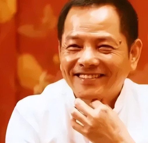 2012年，刚出狱的崩牙驹身无分文，他找洗米华求助，洗米华甩出3000万说:“这