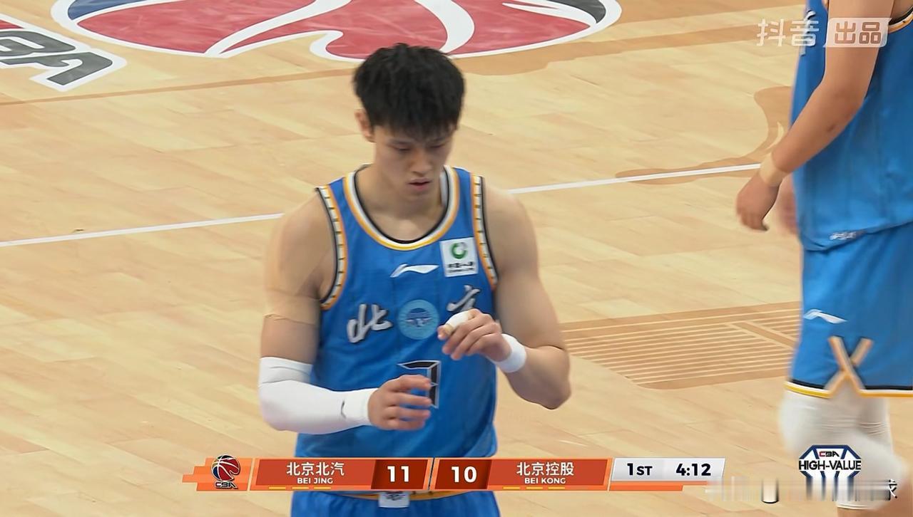 北京北汽大将曾凡博的状态真是太火热了！在今天北京北汽主场迎战北京控股的比赛中，目