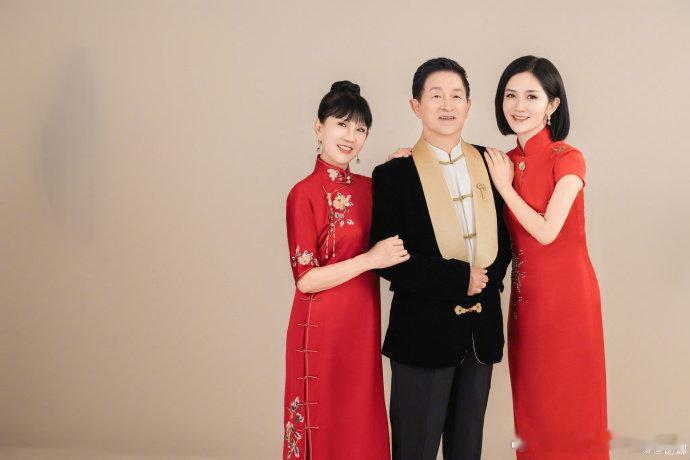 谢娜爸爸还偷偷P图盼合照谢娜一家三口特意拍了正式全家福谢娜一家三口特意拍了正