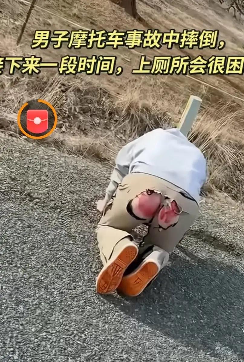 这一幕真的又心疼又好笑！骑摩托的大哥在路上和轿车相撞，整个人直接被甩下车蹲在地上