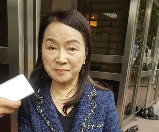 台媒体人周玉蔻今（11日）在脸书发文叫嚣，事实胜于狡辩，年假回来，那个中国人李贞