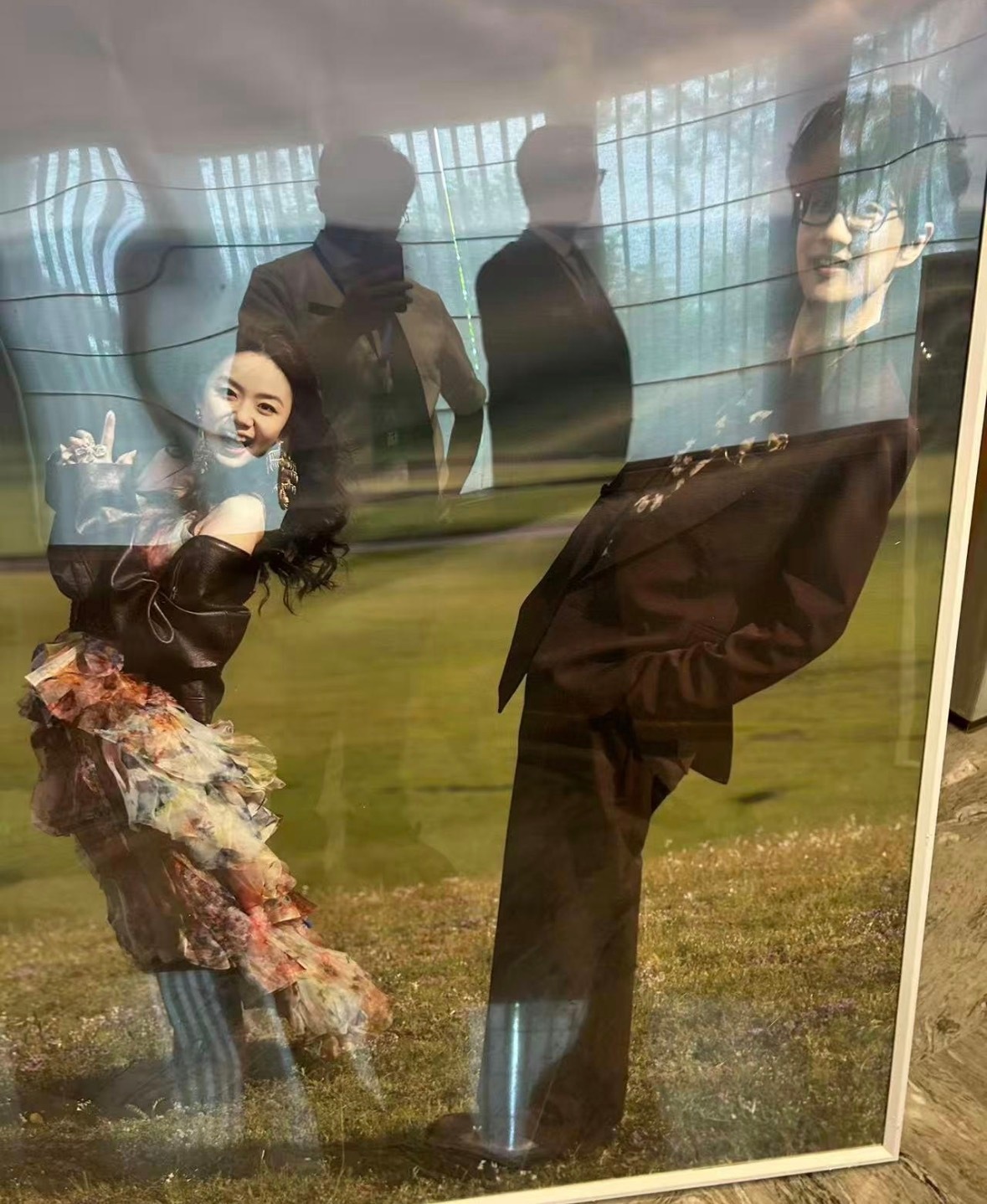 许嵩这圈内人缘也太差了吧？官宣结婚到现在就戚薇一个发博恭喜了，胡夏呢！薛之谦呢！