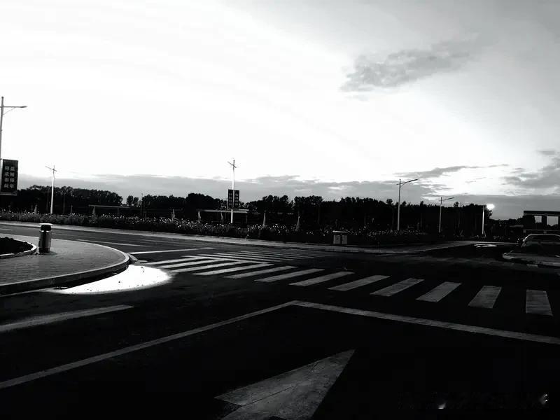 今天去理发的时候，突然发现自己的眼白处比较黄，眼窝比较深，才意识到自己真的已经上