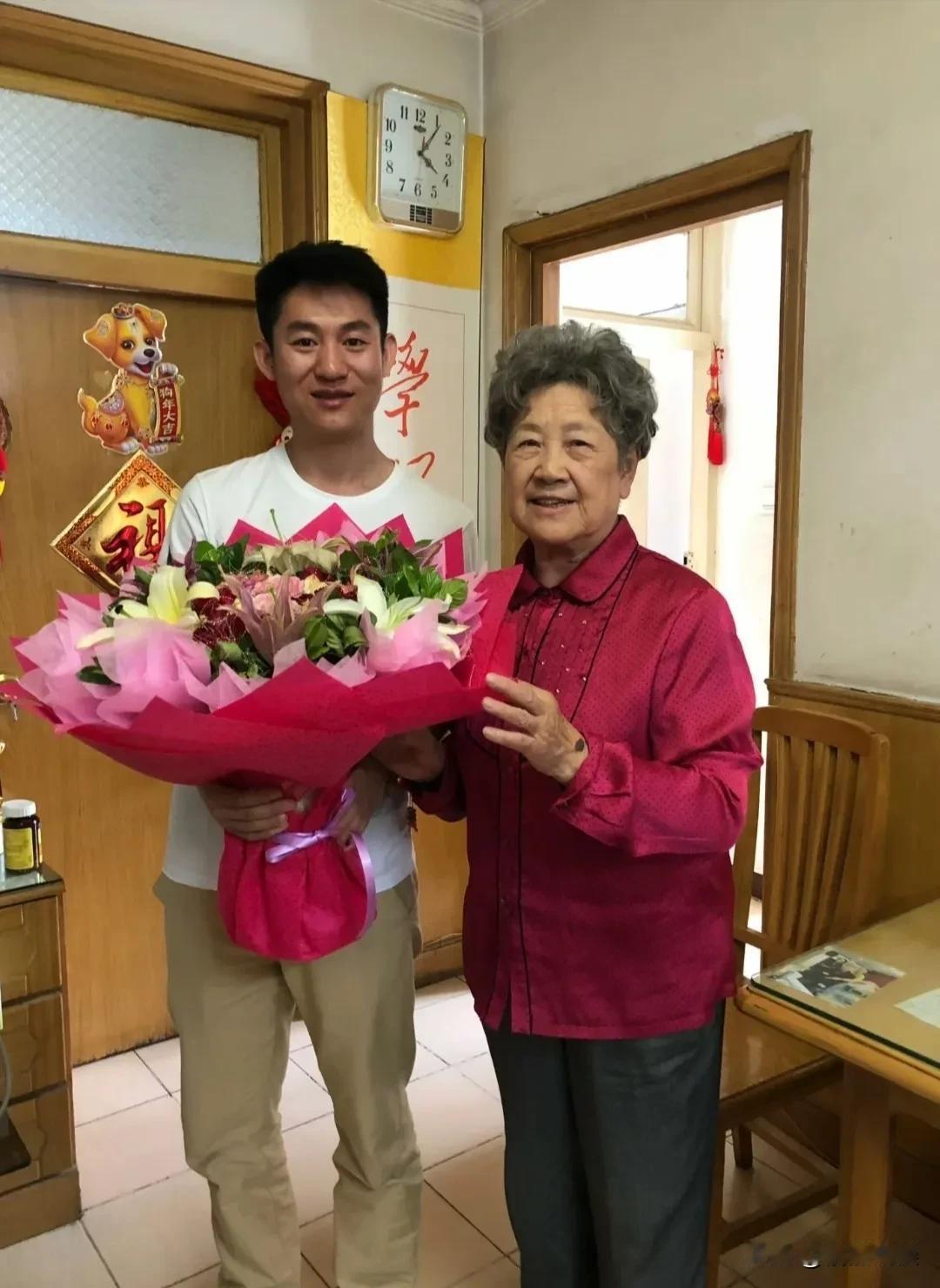 这是陶玉玲老师生前，在自己家里和朋友的同框照，时间是2019年，当时的她85岁高