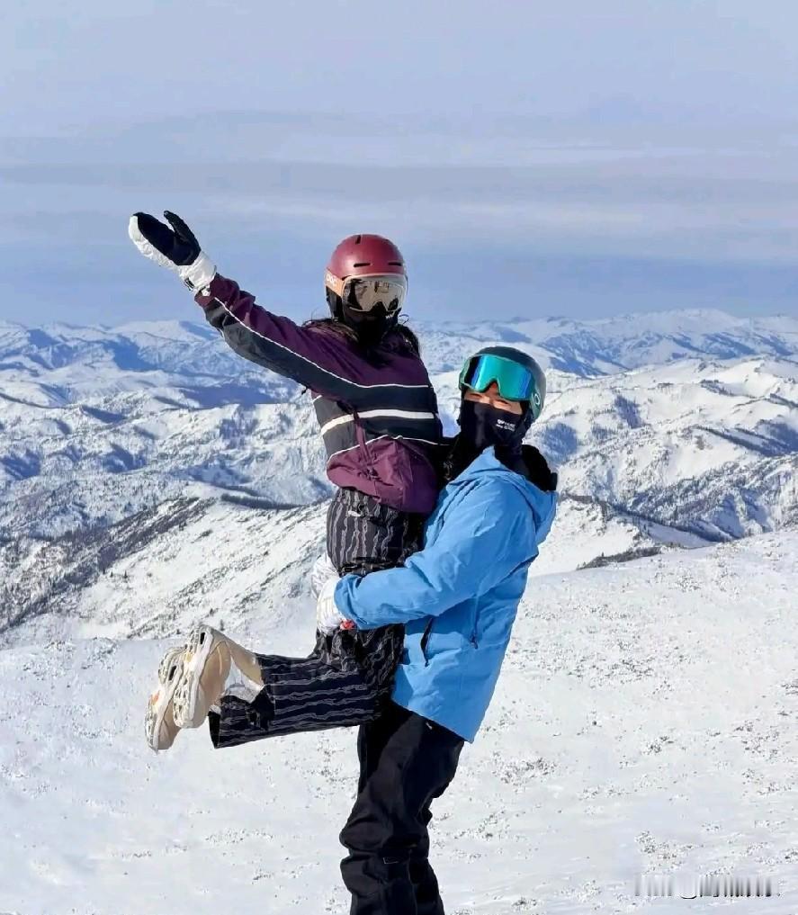 杨采钰这波恩爱秀得是真够实在！刚晒出新疆滑雪被富三代老公张向荣公主抱的甜照，紫蓝