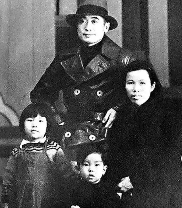 1949年，她三次拒绝宋美龄的台湾邀请，站在丈夫坟前说：“我丈夫埋在哪，我就在哪