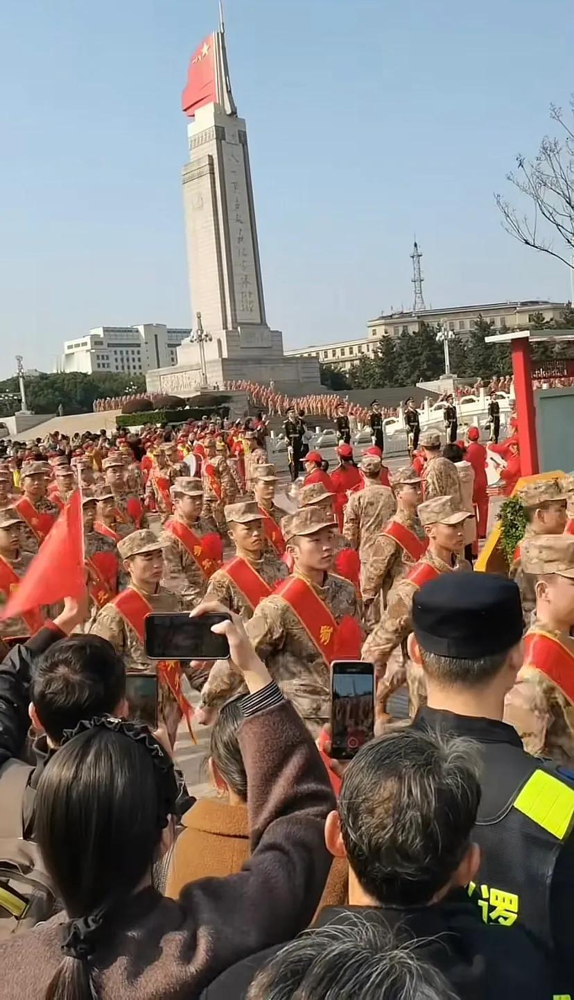 南昌欢送新兵真隆重，在八一广场搞的欢送仪式，新兵都绕纪念碑走一圈，还有仪仗兵、锣