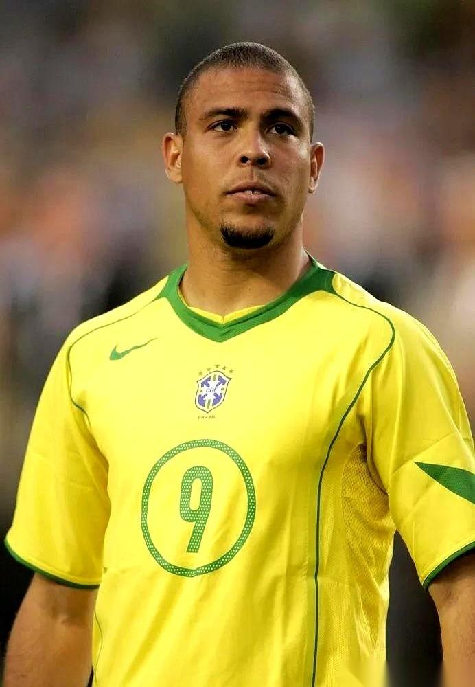 刷到这个阵容，我第一反应是，梅西呢？C罗呢？再一看，哦……懂了。这根本不是选