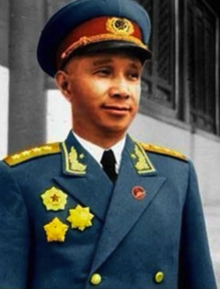 1949年，湖南一农妇正纳鞋底，突然几名解放军敬礼：“大娘，粟裕司令派我们接您！