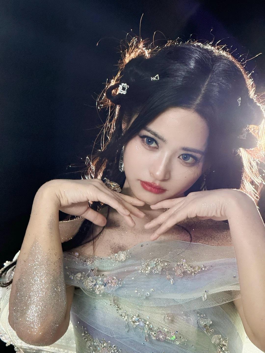 沈月吃了900多岁的盐盐有900岁，鱼有千般味！看沈月品尝用北宋古盐烤制的盐烤