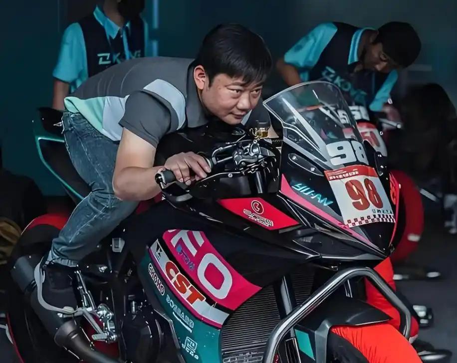 张雪双冠给中国车企上一课！F1百亿门槛，才是破局关键。张雪机车连续两天拿下世界第