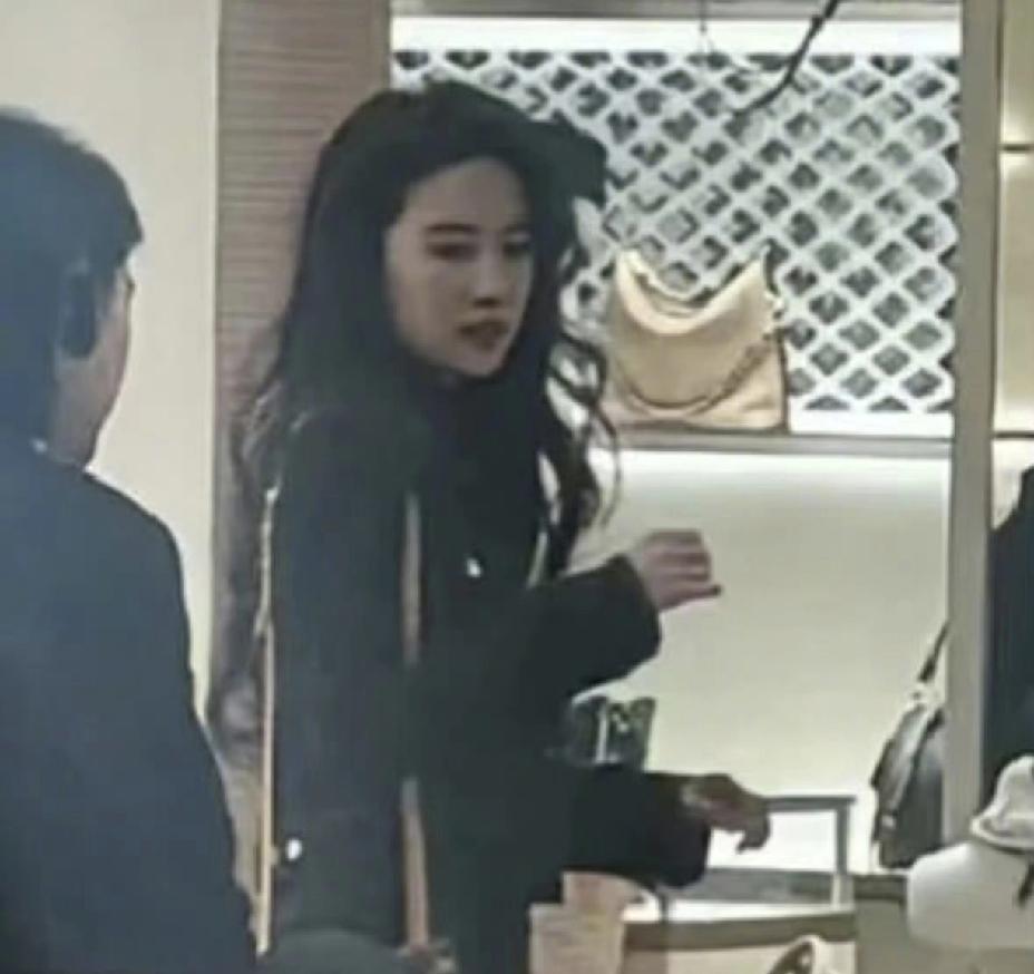 刘亦菲，不愧是你！1月29日上午，网友偶遇刘亦菲逛街的照片刷屏了，商场里，她