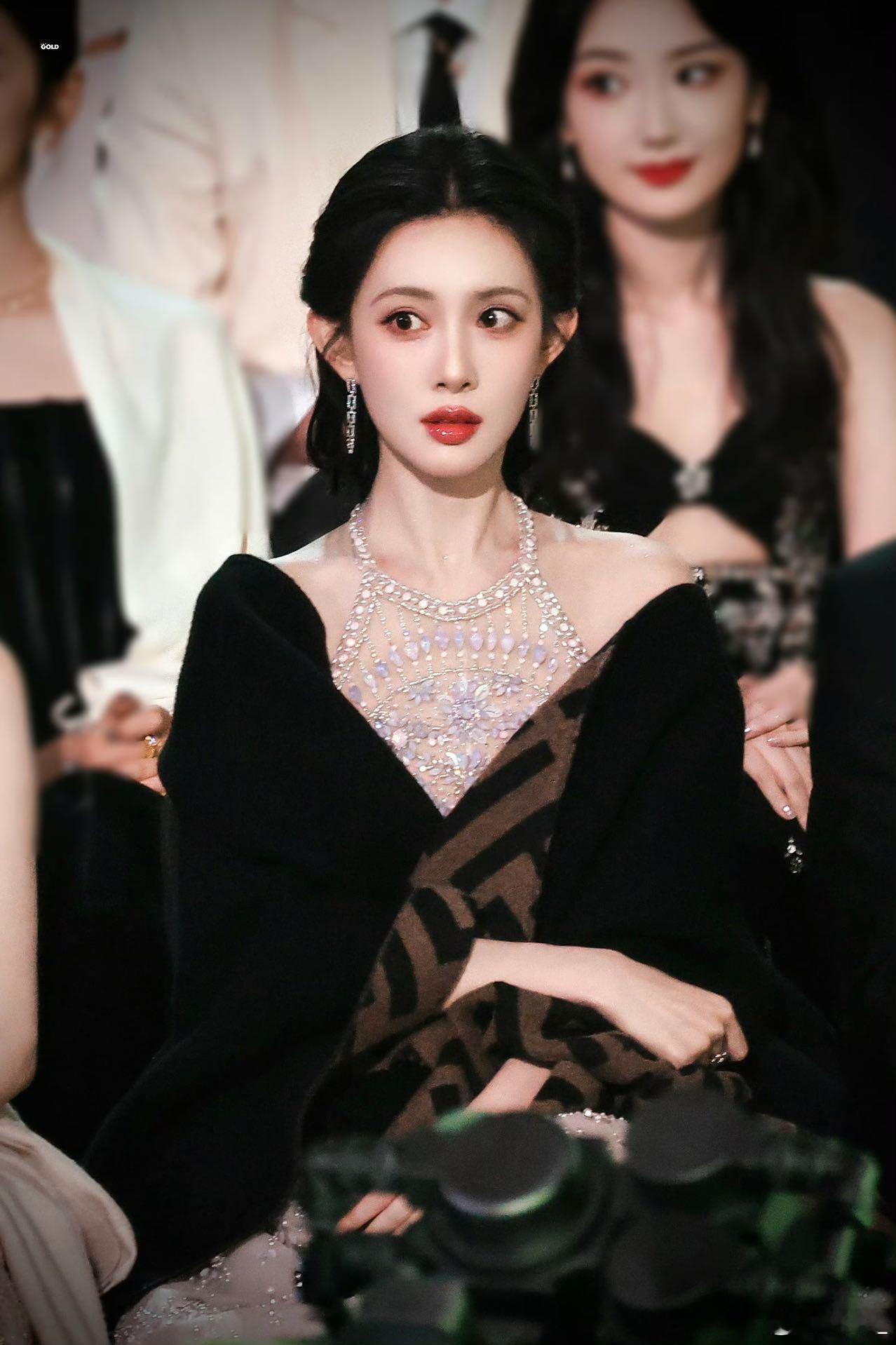 孟子义一晚上拿了五个奖星光大赏现场高光不断，孟子义连斩五项荣誉，登台节奏堪称拉