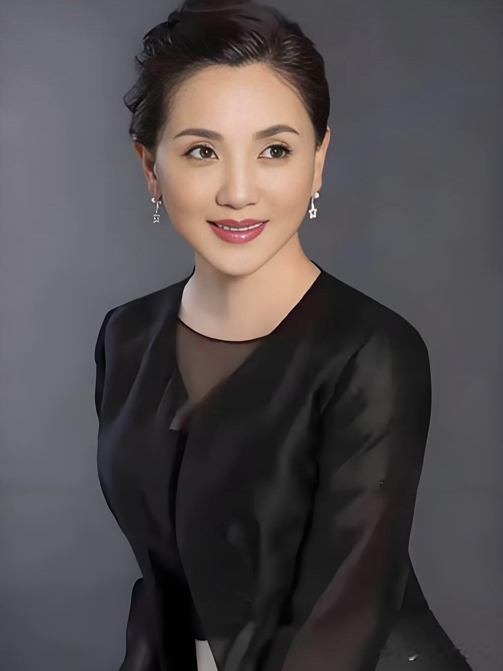陶慧敏：江南烟雨养出的古典美人，一颦一笑皆是戏，岁月从不败真美人。你认为人幸福不