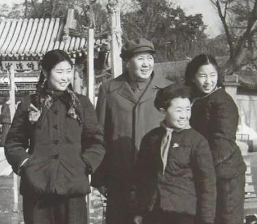 1963年李敏怀孕，毛主席向女儿提出了一个要求，李敏：我终于理解妈妈的痛苦了
