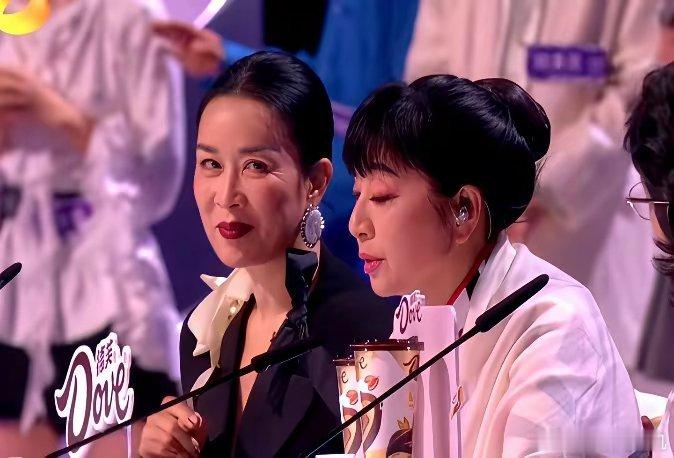 殷秀梅这一炮，算是把演艺圈的遮羞布彻底扯下来了。听听她说的：现在的跨年晚会，哪还