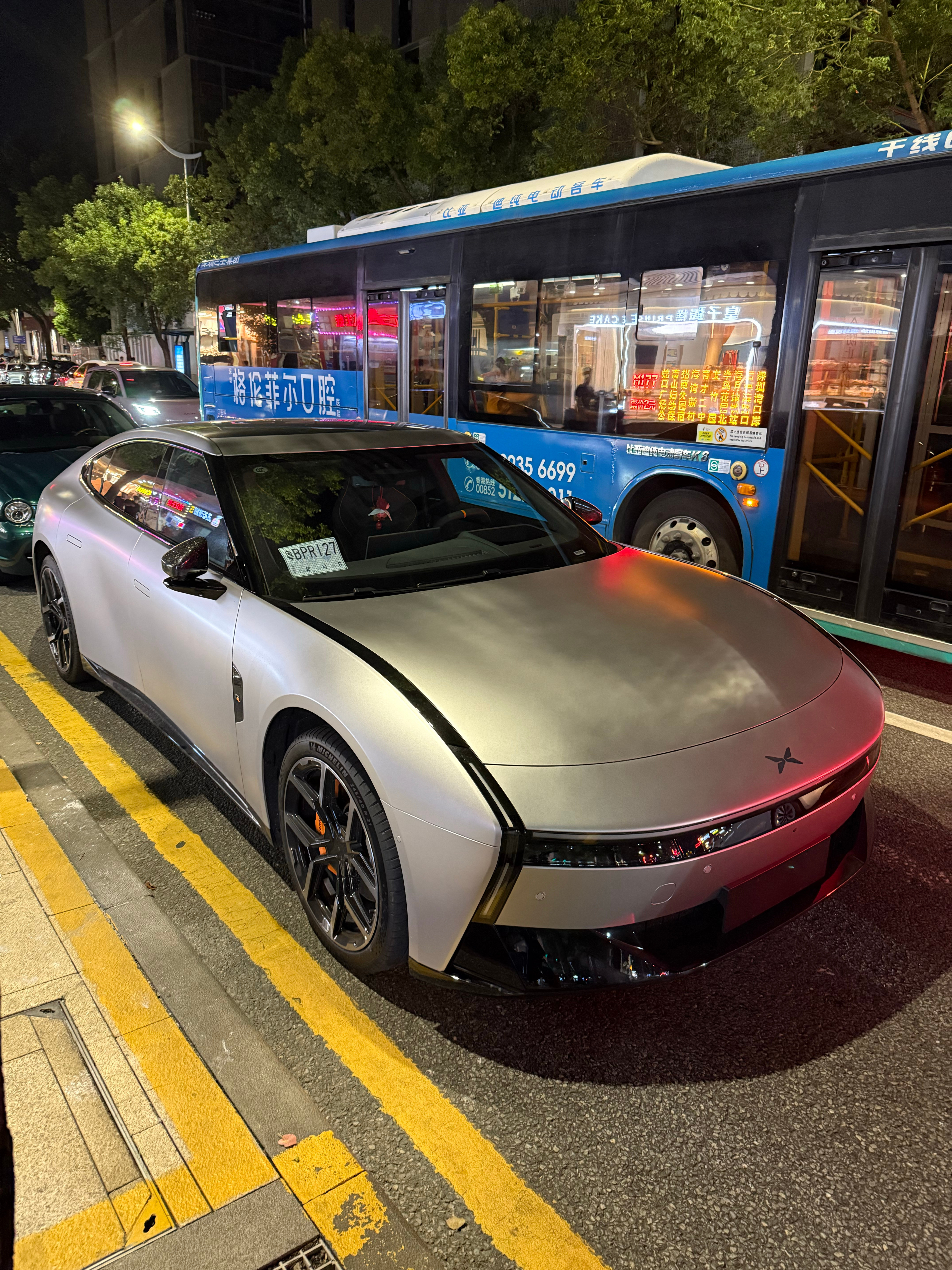大哥是会选，21寸锻造轮毂+锻碳，帅[点赞]​​​
