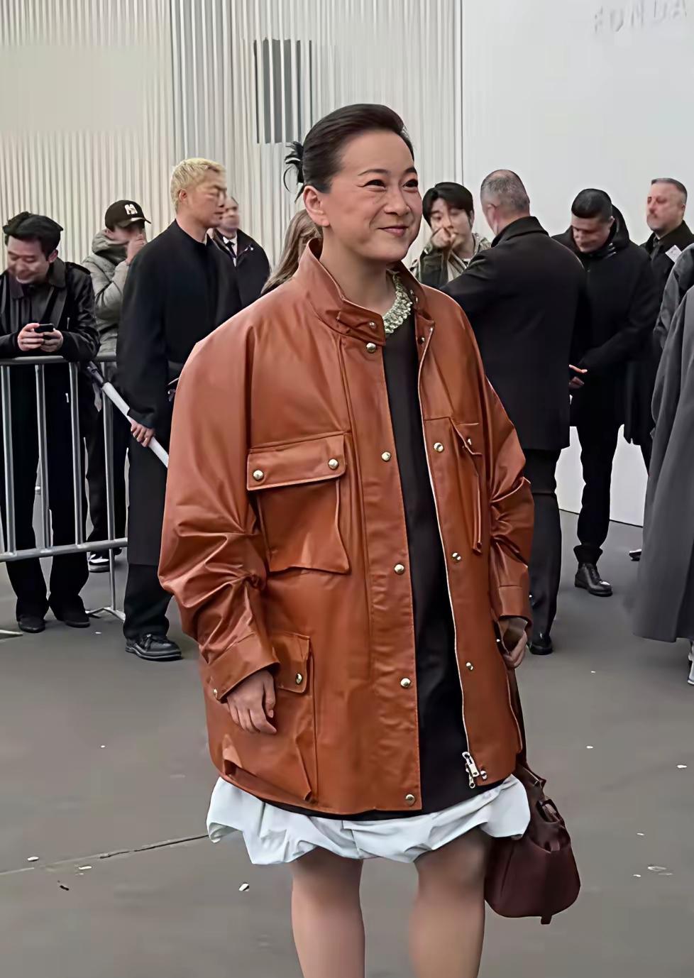 瘦了，也老了但站在米兰T台上的贾玲眼里有光看到最新生图很多人第一反应是惊