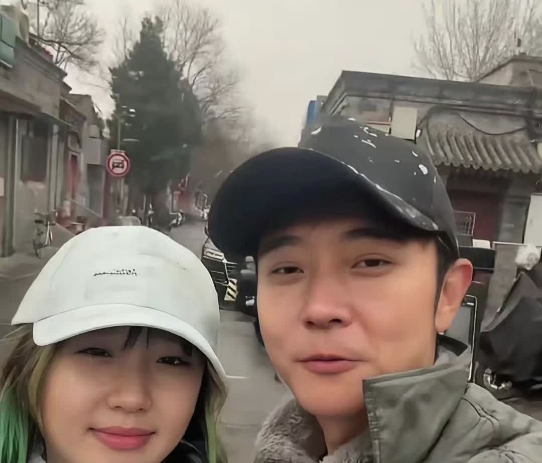 我怎么觉得张丹峰的女儿没有小时候长得水灵了，虽然现在长得也还不错。小姑娘经常出镜