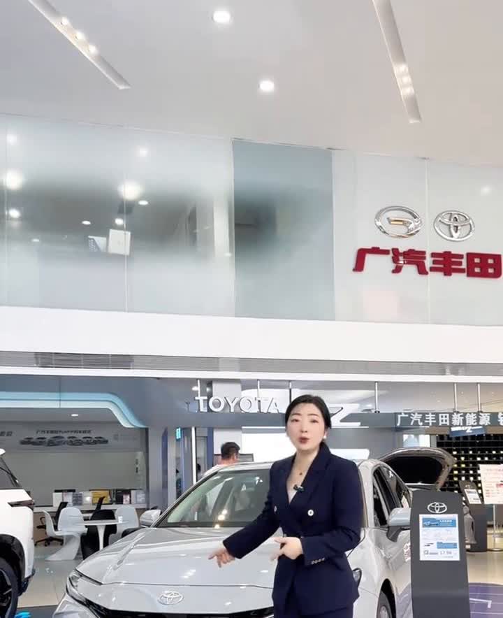 凯美瑞，B级车销量之王。为什么所有人买B级轿车都喜欢看凯美瑞？因为这台车品控