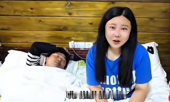 一对骑行的情侣到达拉萨以后，因为实在太累，就在宾馆开了房，大概是长途跋涉太久没洗