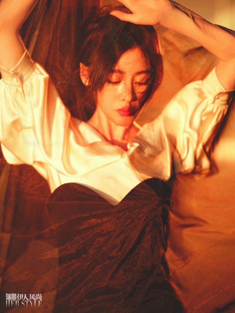 张天爱鎏金时光大片张天爱杂志大片表现力直接封神！光影勾勒冷艳轮廓，又酷又高级