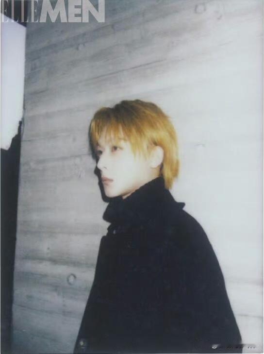 张晚意染黄毛：日式帅哥氛围感直接焊在身上张晚意新杂志的黄毛造型，直接把“风