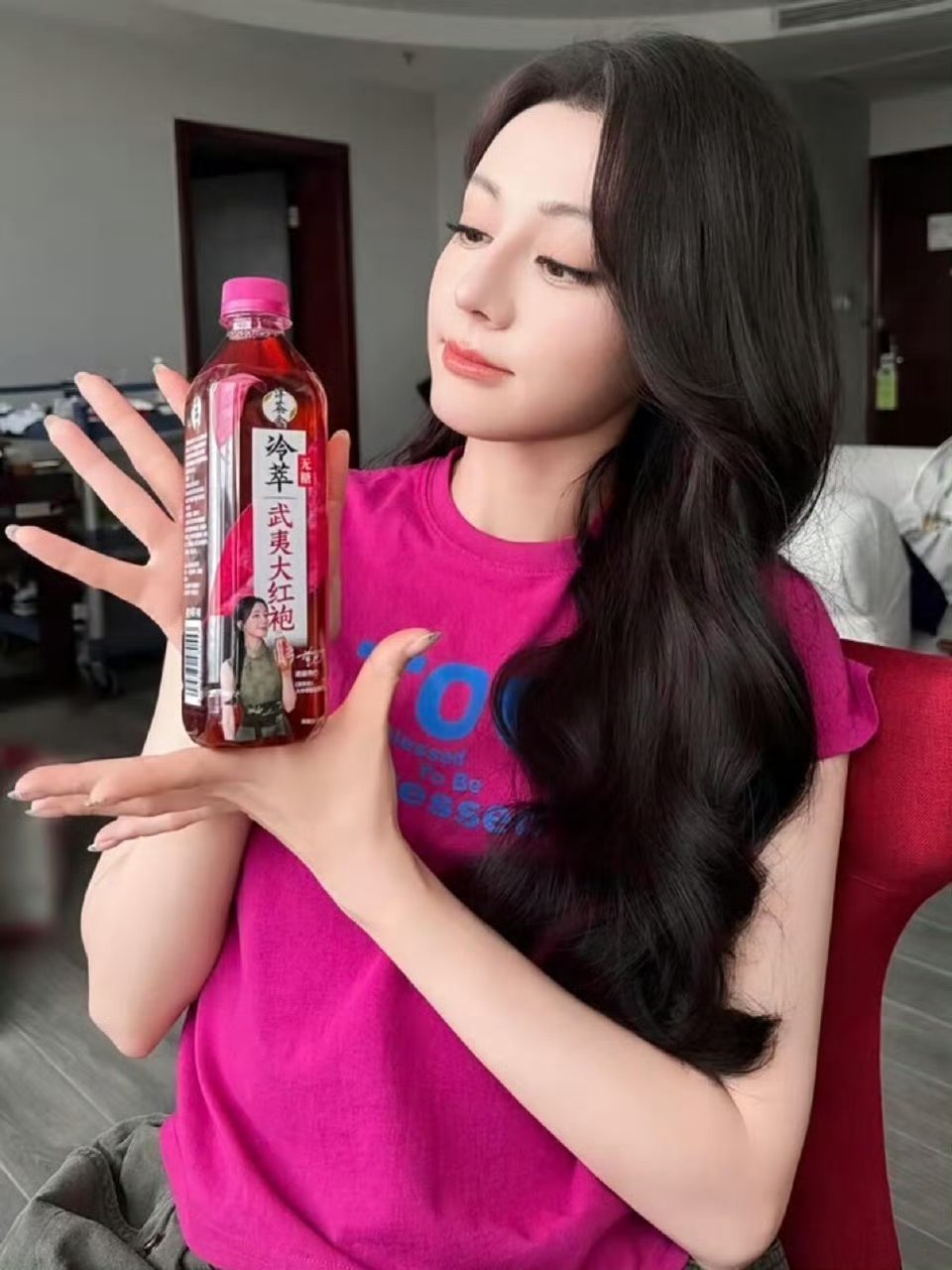 难以想象迪丽热巴拿瓶饮料就这样水灵灵出片了​​​好伟大的颜值​​​