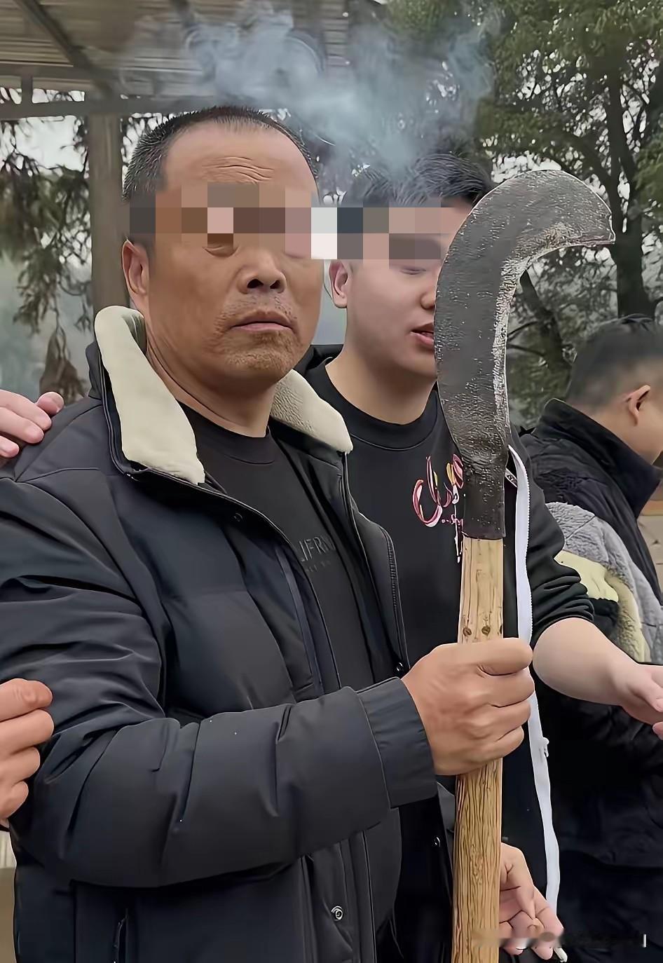 株洲杀猪事件火了，官方辟谣，村民拿的长刀不是威胁尹鸣团队的，是杀猪用的屠刀，更关