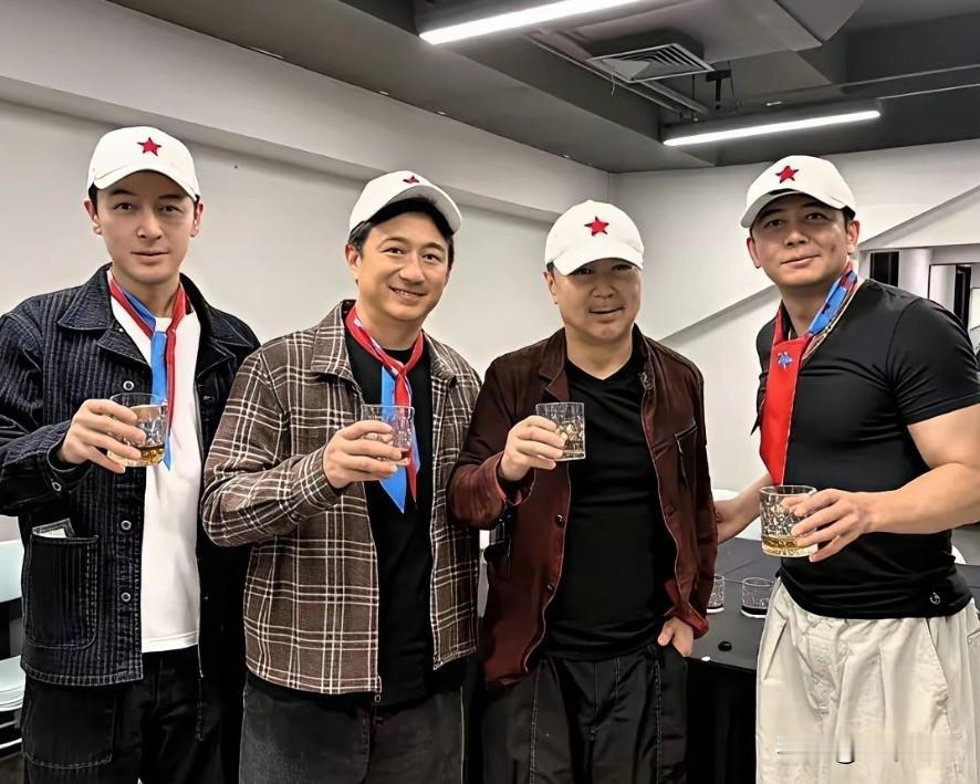 四位大明星同框，尽管“小包总”名气不如旁边的三位，但男人的力量，他最强大。