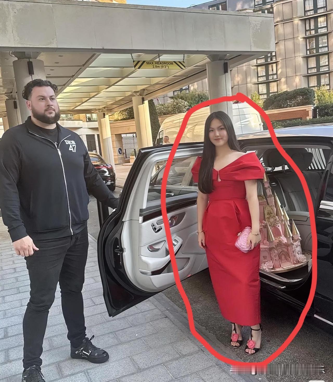 刚满16岁的王诗龄，这样的打扮，确实不像同龄人，难怪网友吐槽她看起来年纪